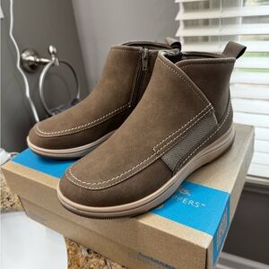 🥾🆕Clarks Women's Dark Taupe Breeze Cora Cloudstepper Ankle Booties, Size 7🥾